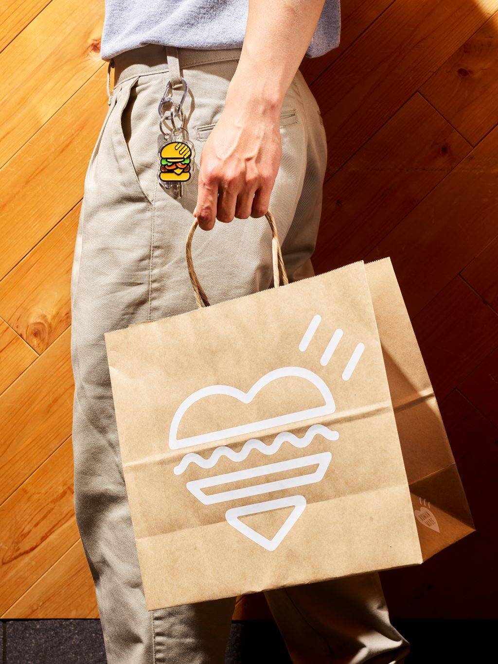 HUMAN MADE 將兩個品牌標誌包括HUMAN MADE的心形圖案與Shake Shack的漢堡圖案兩者結合(圖片來源:官方授權圖片 )
