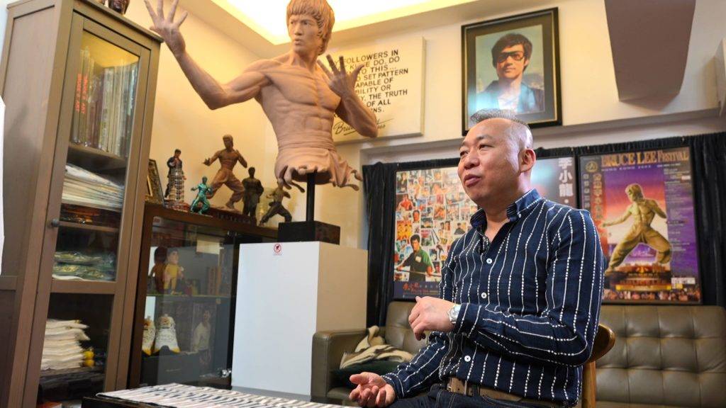 方東昇 李小龍 超級「龍迷」李志遠當年無法接受李小龍突然離世的噩耗,為了找出真相,他的人生軌跡也因此改變。(圖片來源:TVB)