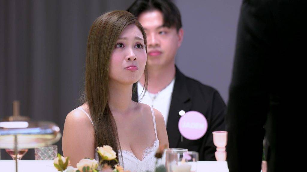 女神配對計劃|李芷晴蒙眼測試三男膊頭「好枕度 李芷晴在今集中將無限量放送「女友力靚樣」表情包.(圖片來源:TVB)
