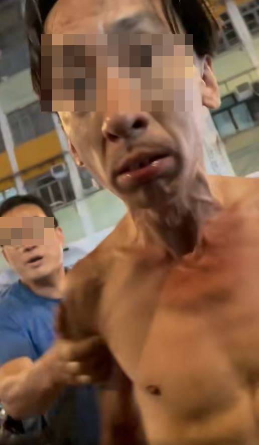 排骨哥 這名赤膊男子更因瘦削身形與粗暴態度,被戲稱為「排骨哥」。(圖片來源:網上圖片)