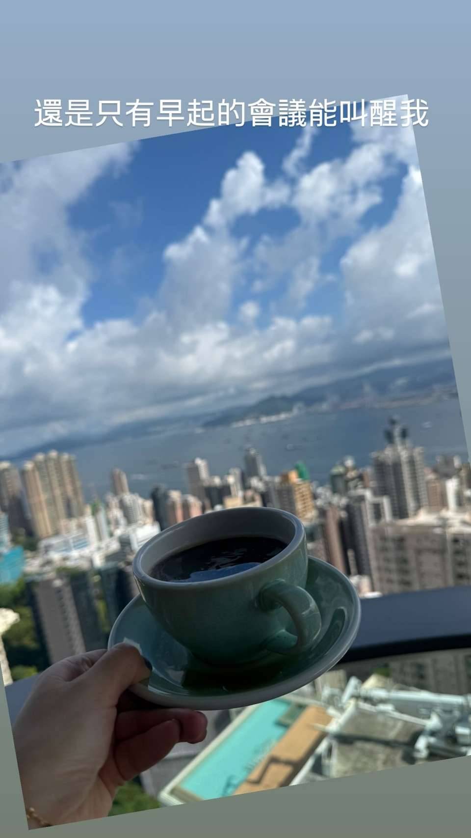 劉曉昆 中年好聲音3 劉曉昆昨日在IG上載的照片中,她悠閒地拿著一杯咖啡,但網民的焦點全落在眼前的無敵維港海景。(圖片來源:IG@liuxiaokun888)