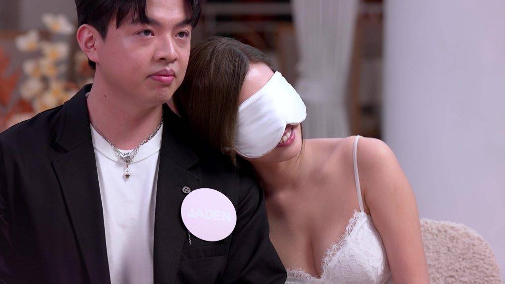 女神配對計劃|李芷晴蒙眼測試三男膊頭「好枕度 貼心西裝店老闆陳昇(Jaden)面對Step的膊頭測試時嚇至傻笑兼「紅都面晒」。(圖片來源:TVB)