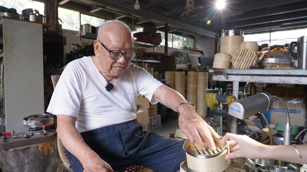 谷德昭 高峰時期,明叔一日可以完成2、3百個蒸籠。(圖片來源:ViuTV)
