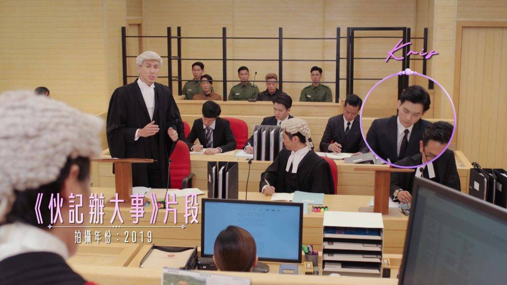 女神配對計劃 林俊其 羅毓儀 一見鍾情 《伙記辦大事》主角係馬德鐘,林俊其飾演他身後的律師Max,反而飾演陪審團的羅毓儀並沒有角色名字。(圖片來源:TVB)
