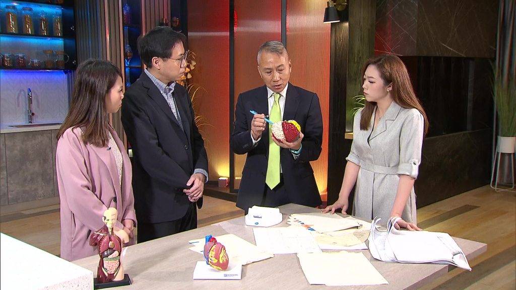 真相猜情尋 丁珮 兩位醫學權威將會詳細分析李小龍的身體檢查報告,並以累積多年的專業意見推測真正死因。(圖片來源:TVB)