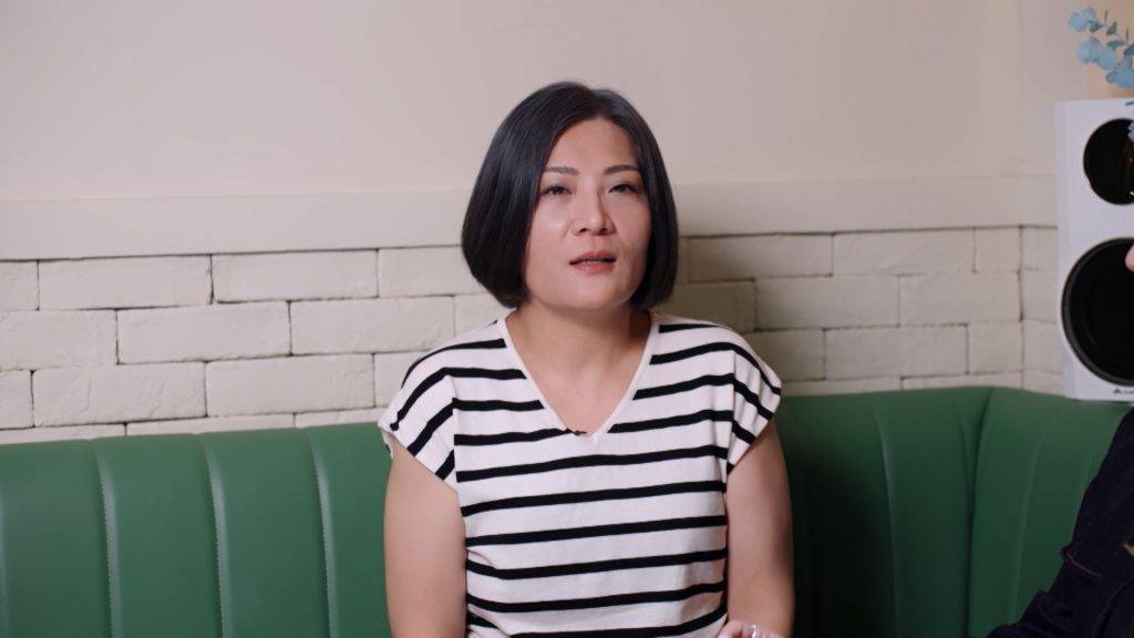不一樣的家人 爸爸 Minnie開始擔起母親角色並變得嚴格,安排大量補習逼Zoe溫書,取代了她原本的玩樂時光。(圖片來源:ViuTV)