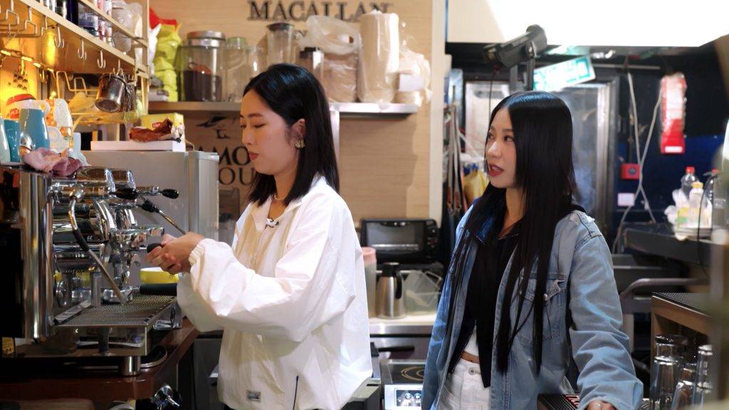 不一樣的家人 爸爸 節目後段,一家人重返九龍城,重溫Frankie當年開店、Zoe學琴及在公園嬉戲的童年回憶。(圖片來源:ViuTV)