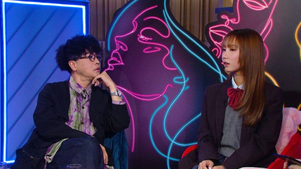 晚吹怨女俱樂部 Sora Sora稱之為「單方面的禮貌」。節目中,她與Adams即場模擬自己被無視的尷尬情境。(圖片來源:ViuTV)