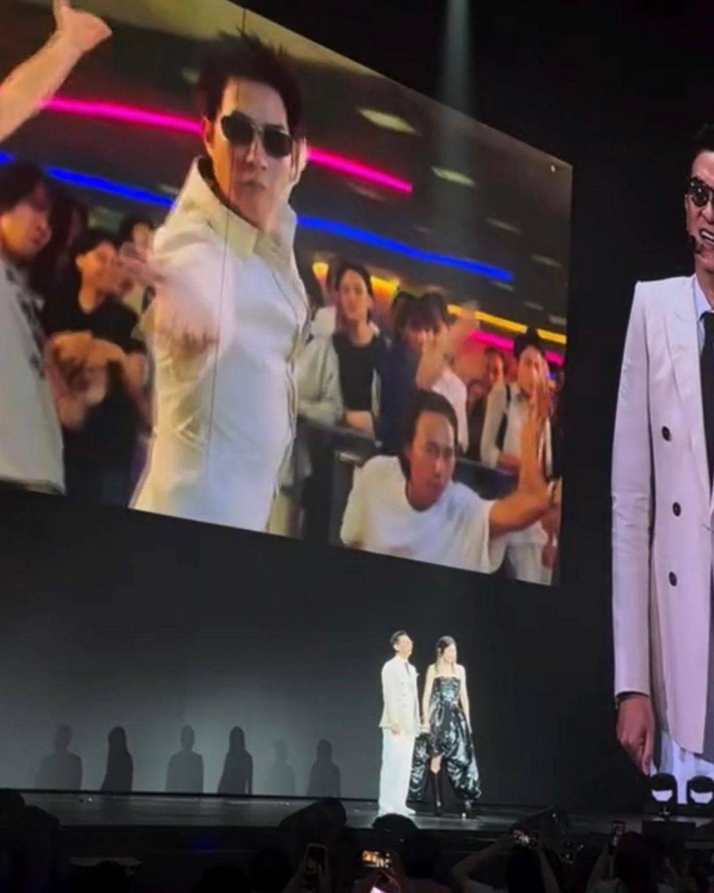 香港演唱會 Kelly 先在大螢幕上播放了張家輝的經典電影歌唱演出,包括《化骨龍與千年蟲》、《金雞SSS》及《中華賭俠》等經典片段。(圖片來源:大會提供)