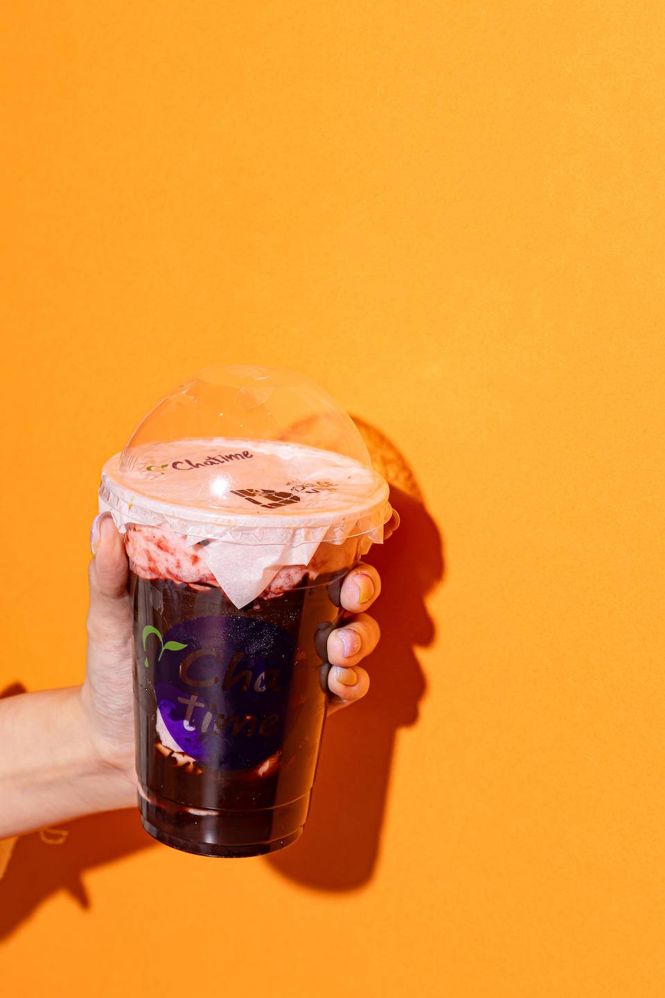 陳凱琳 手搖界 chatime 朱古力捏捏杯 草莓奶(圖片來源:官方授權圖片)