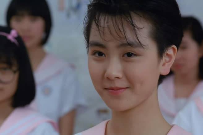 袁潔瑩 厭食症 她憶述15歲時因在街頭與男友吵架,其惡樣被黃百鳴相中入行。(圖片來源:電影截圖)