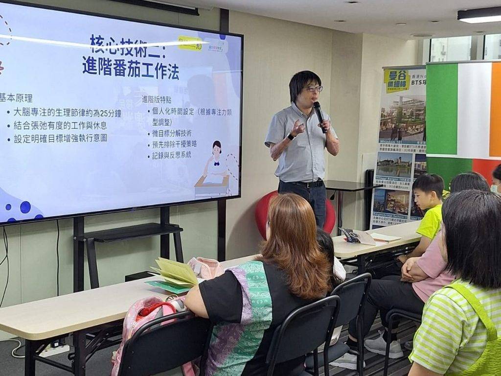 八仙嶺山火生還者41歲張潤衡近況曝光:26歲娶老婆29 7月28日,張潤衡出席「專注力訓練雙核心技術」實戰工作坊擔任演講嘉賓。(圖片來源:網上圖片)