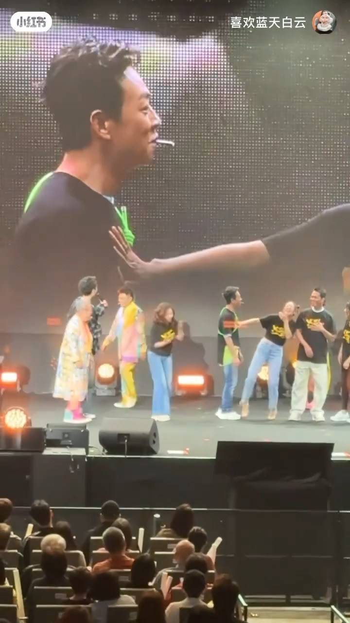 梁競徽 梁靖琪 梁競徽口水含百力滋玩遊戲(圖片來源:小紅書截圖)