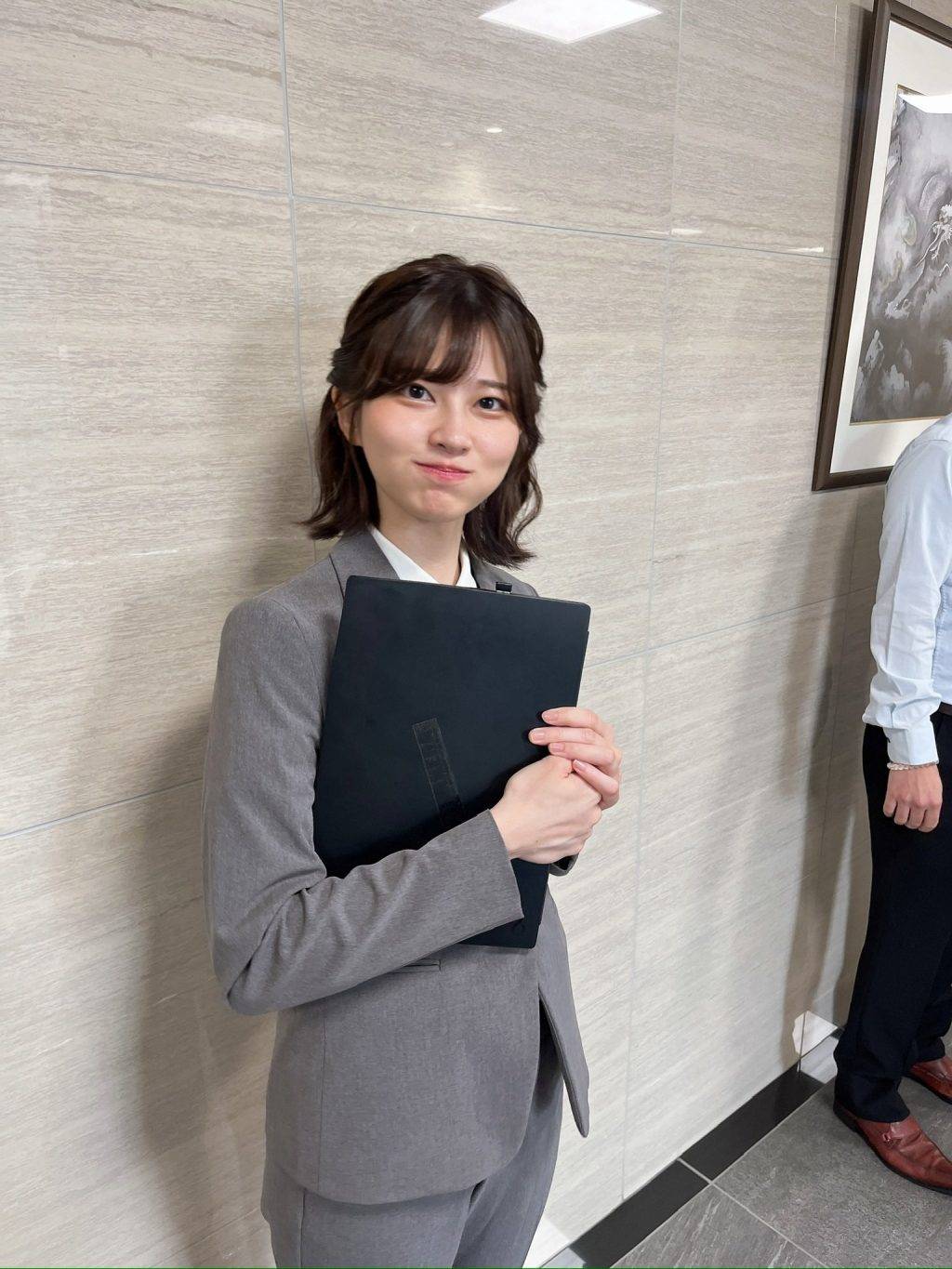 日本ol 荒木佐保里 這張照片卻在演算法的推波助瀾下如病毒般瘋傳,短短數日累積超過7600萬次觀看。(圖片來源:X@kawausosuki0513)