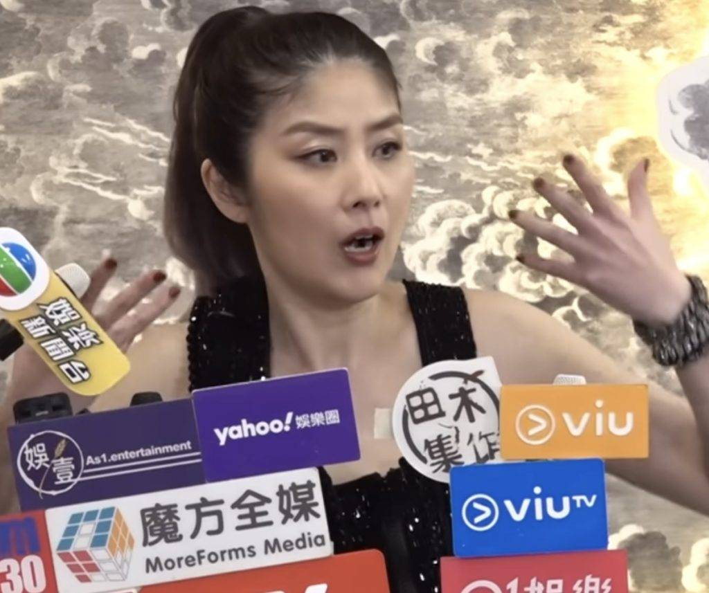 陳慧琳演唱會 尾場 陳慧琳完騷後接受傳媒訪問,除咗大談演唱會感觸落淚之外,更透露邀請到馮德倫擔任嘉賓全靠雷頌德!(圖片來源:youtube@viu1 HK)