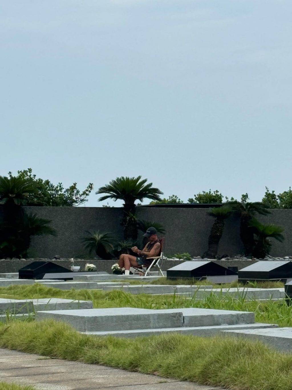 具俊曄 大s 近日有網自己在送客人前往金寶山為大S獻花時,在墓地遇到獨自坐在愛妻墓前的具俊曄。(圖片來源:threads圖片)