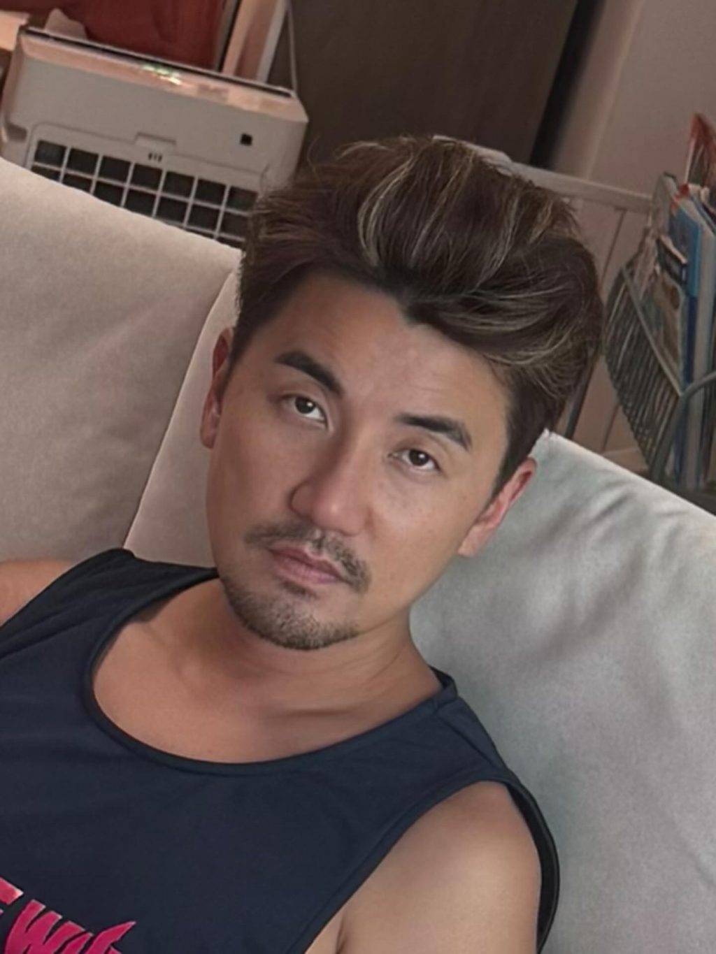 洪永城 梁諾妍 梁諾妍在IG分享老公洪永城在家湊女的狼狽模樣。(圖片來源:IG@inez_leong)
