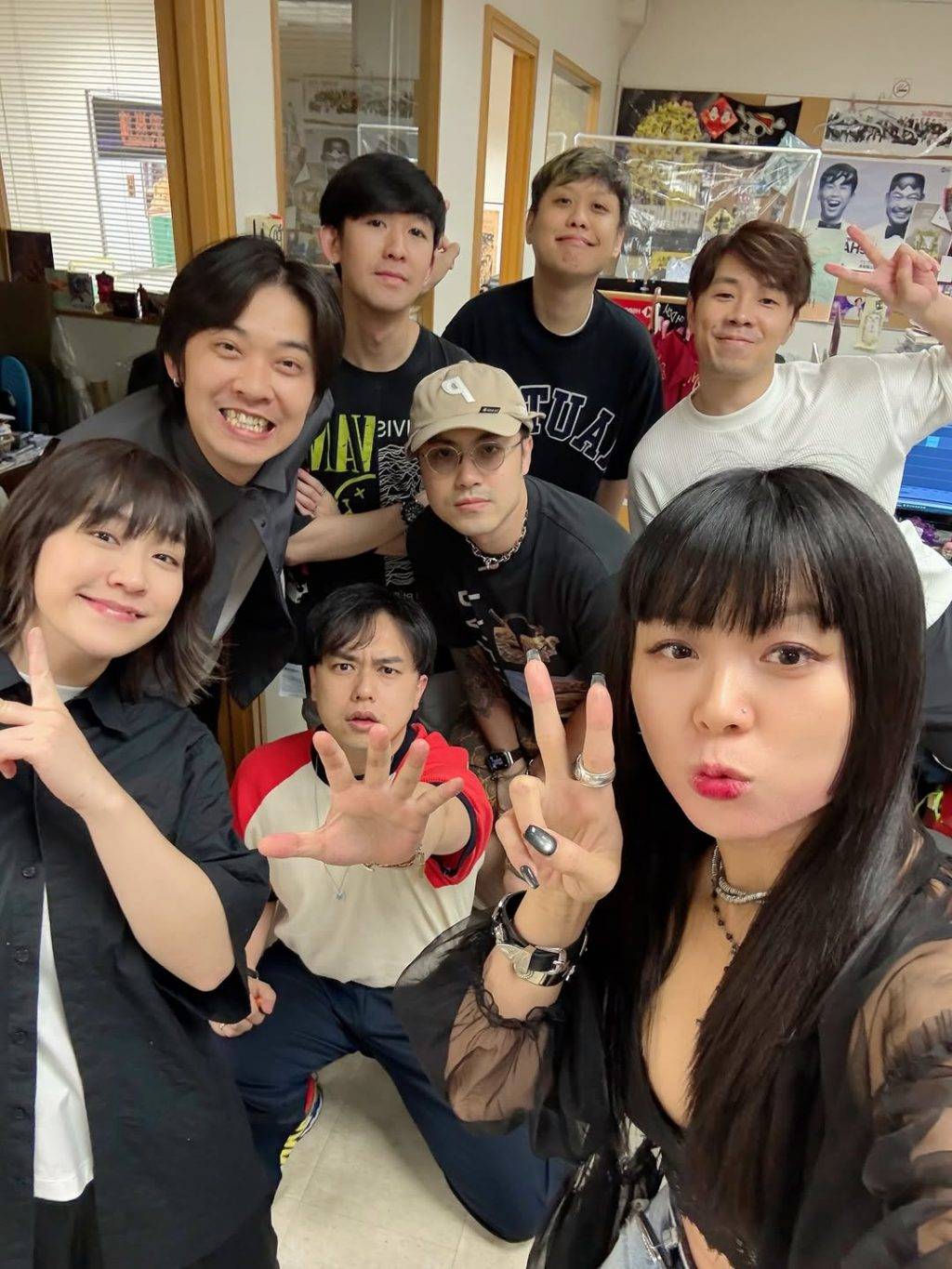 蔓兒 同一班903DJ們合照。(圖片來源:IG@hahamanyu)