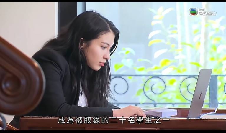 施宇琪 施宇琪於五年前曾接受TVB資訊節目訪問,當時她透露自己原本於劍橋主修數學,某年暑假在Goldman Sachs實習後,才轉讀經濟系並專攻博弈論。(圖片來源:TVB)