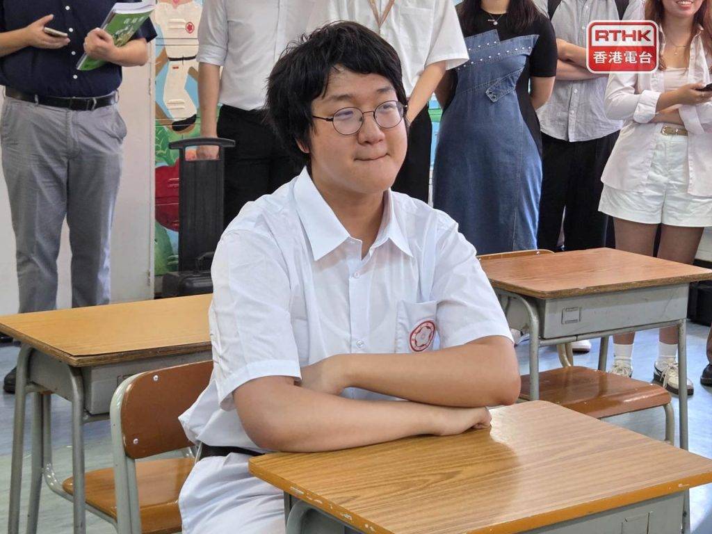 DSE放榜2025 中國婦女會 香港中國婦女會中學的王海博勇奪「終極狀元」殊榮,他在核心及選修科目全部獲得5**,更自修經濟科,總共攬獲8顆5**星星,成為文憑試改制後首位「終極狀元」。(圖片來源:RTHK)