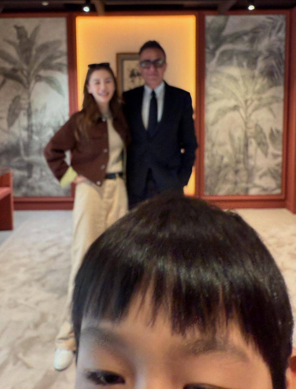 愛馬仕總監 angleababy 照片中可見小海綿一時躲在兩人身後,一時又跑到鏡頭最前面來個突然入鏡。(圖片來源:IG@michaelcostefr)