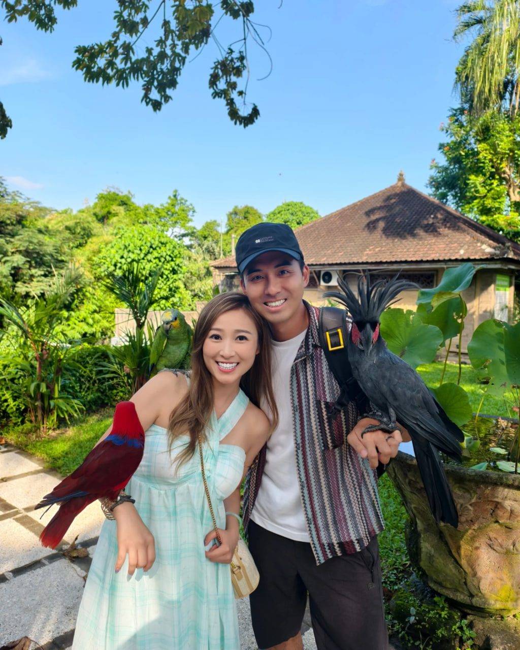 黃美棋 鍾健威 黃美棋老公鍾健威早前因面色極灰而引起唔少網民關注其健康狀況,不過黃美棋隨後就表示老公因工作壓力過大,出現了視覺模糊和偏頭痛的癥狀,又指老公面色極灰只係因為擔心活動會受天氣影響。(圖片來源:ig@meikiw)