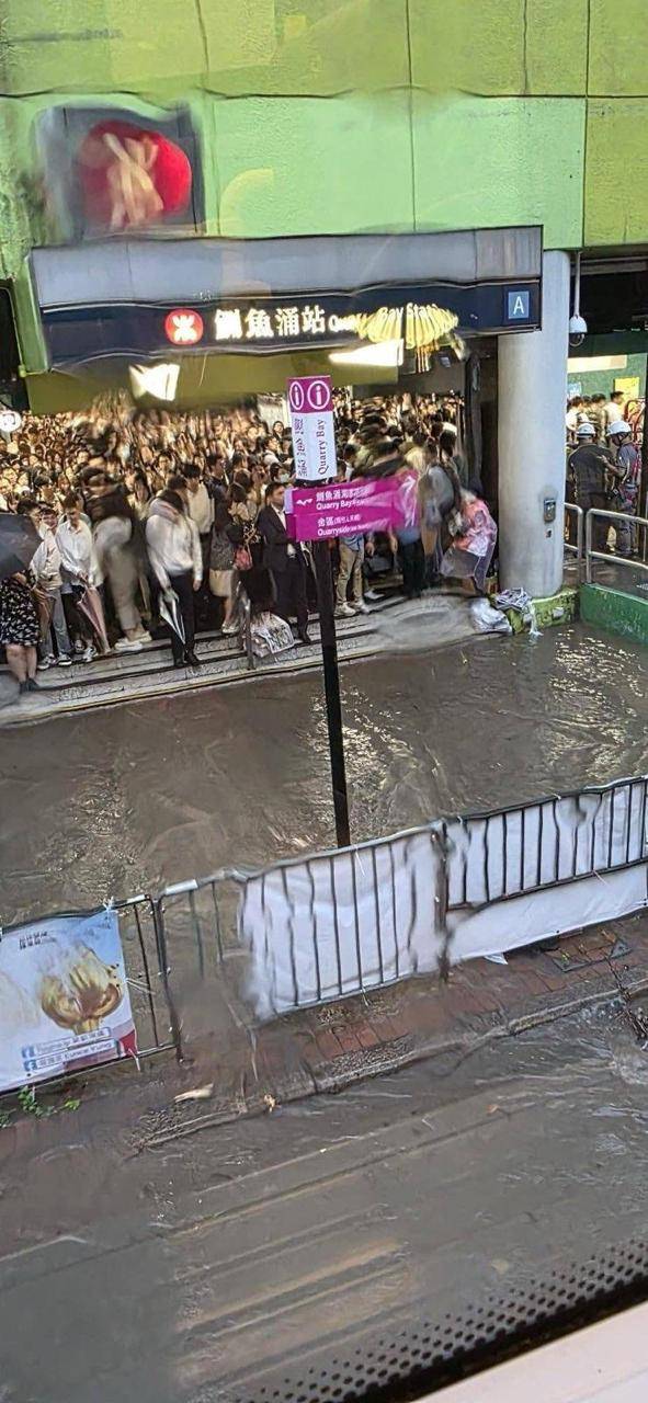 黑雨 筲箕灣 (圖片來源:「交通消息群」及「西貢交通情況及抄牌通知《一》」@Facebook)