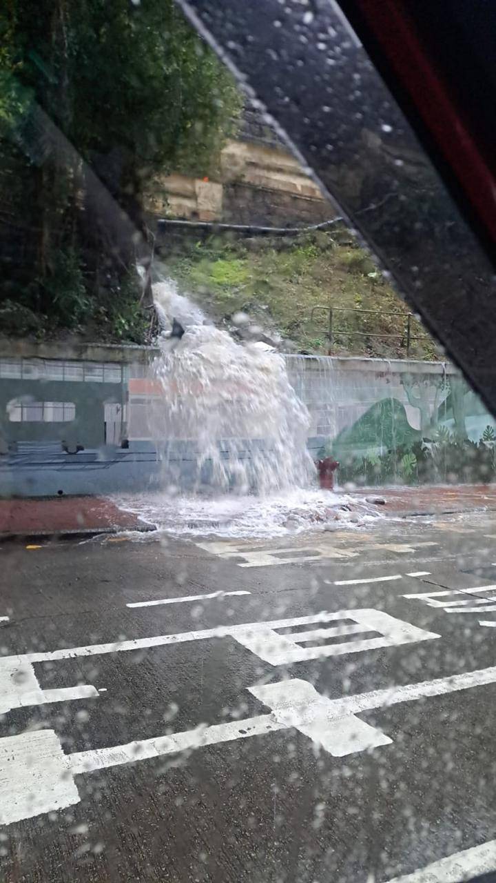 黑雨 筲箕灣 (圖片來源:「交通消息群」及「西貢交通情況及抄牌通知《一》」@Facebook)
