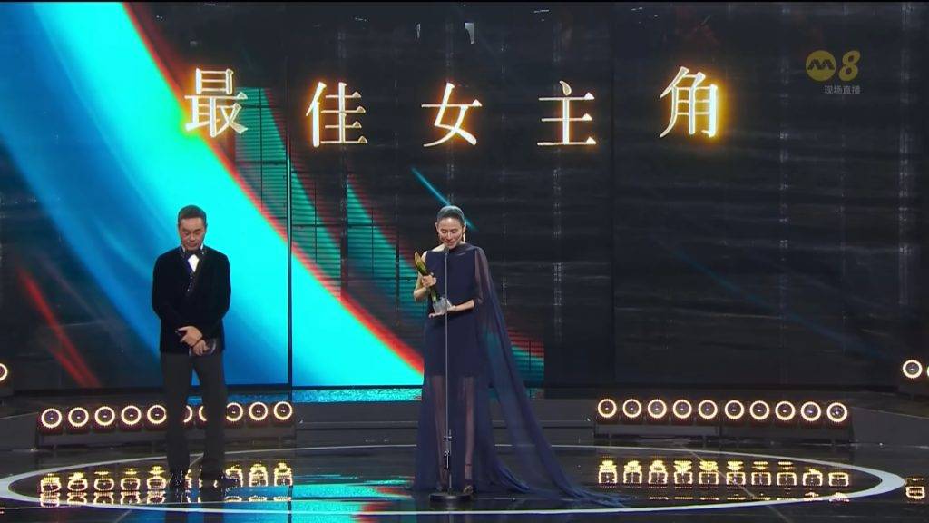 宣萱 劉青雲 54歲的宣萱憑懸疑劇《誰殺了她》勇奪新加坡《紅星大獎2025》頒獎典禮「最佳女主角」。(圖片來源:紅星大獎截圖)