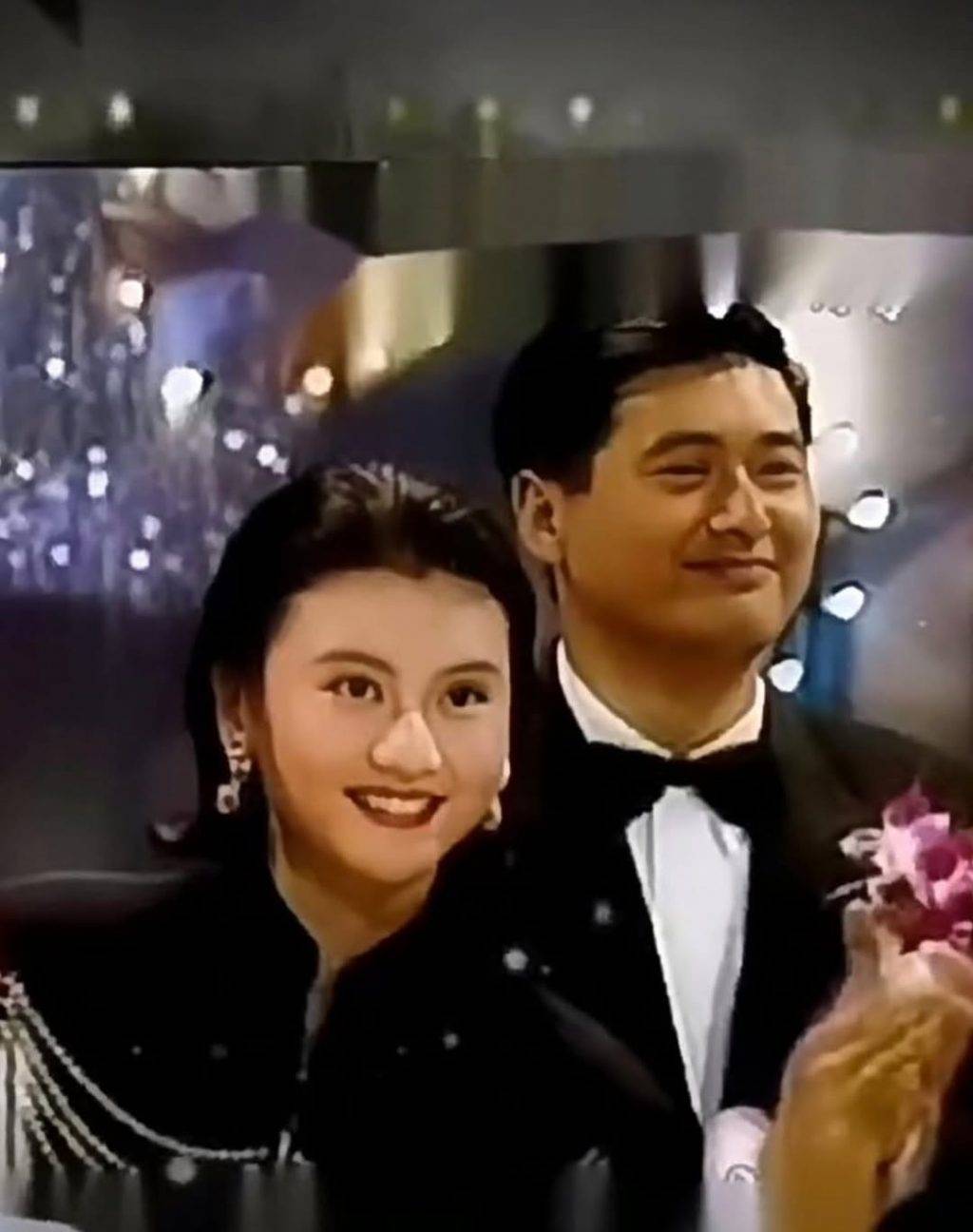 周潤發 劉青雲 陳莉萍(左)在1994年紅星大獎上獲頒五大最受歡迎女藝人獎,當時的頒獎嘉賓是周潤發。(圖片來源:IG@aiyoyochenliping)