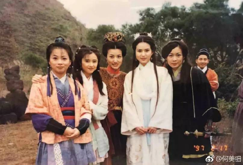 袁彩雲 黃𨥈瑩 黃𨥈瑩在黃日華版《天龍八部》的人飾演夢姑一角,容貌氣質令人眼前一亮,可以與「姑姑」李若彤相提並論,當年黃紀瑩和樊少皇扮演情侶,演技實力不容忽視。(圖片來源:weibo@何美鈿)