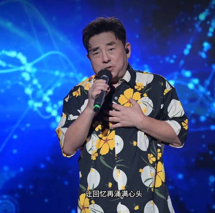 呂方 鄭裕玲 更多網民的焦點卻放在他的外形上,只見他身穿一件彩色花花恤衫,完全無法掩飾其脹爆的身形。(圖片來源:小紅書截圖)