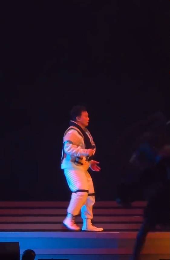 陳奕迅 陳奕迅在摔倒後迅速站起身來,沒有因為意外而中斷演出,反而繼續完成整場演唱會。(圖片來源:小紅書截圖)