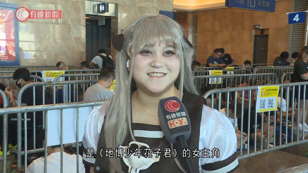 曾志偉 動漫節 上周動漫節期間,一名悉心打扮的女Coser在場內接受傳媒訪問,惟影片截圖在網上流出後引起極大討論,唔少人更直指該名coser撞樣「獎門人」曾志偉。(圖片來源:有線新聞)