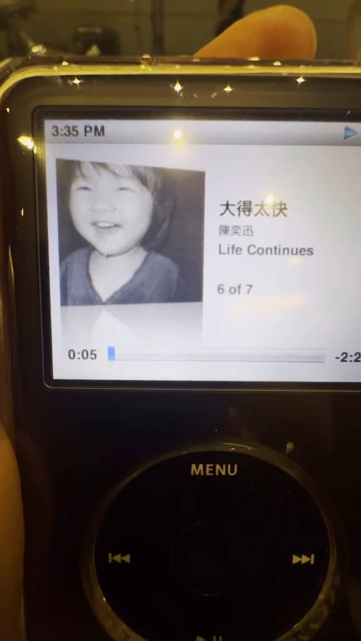 陳奕迅 康提 陳康堤早前宣布加入華納唱片並出道做歌手,早前「華納高層」就在社交平台曬出康堤錄音時嘅花絮片,並配文祝福康堤出道快樂。(圖片來源:ig@warnergochan)