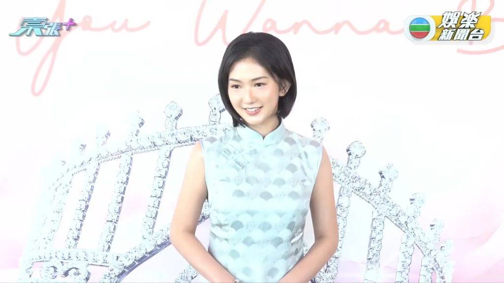 香港小姐2025 翻版莊子璇 陳曉藍首日面試因穿著粉藍色旗袍而備受注目。(圖片來源:TVB)