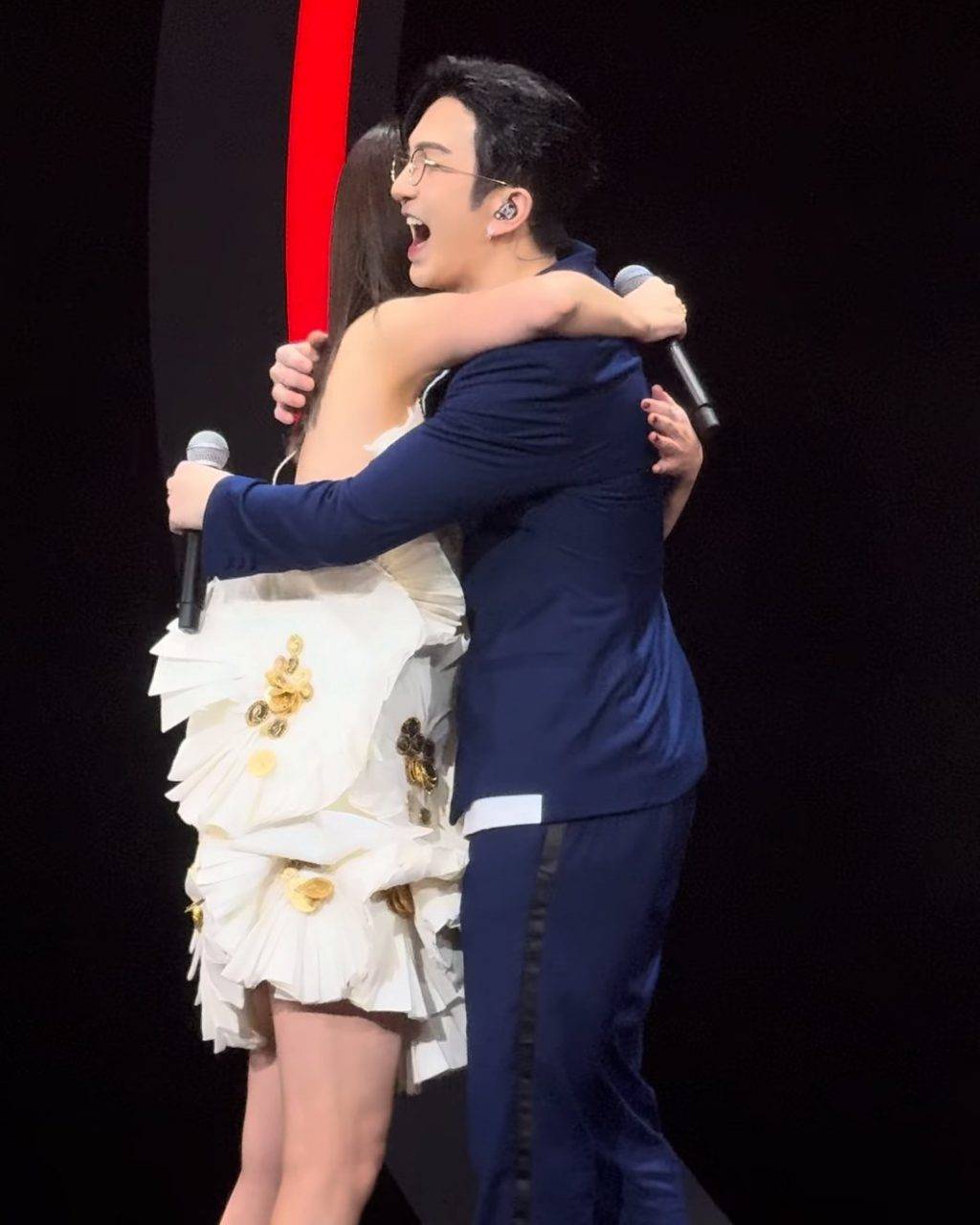 教主 合唱完畢,兩個人再抱抱,Anson Lo話:「Thank you Kelly!」(圖片來源:大會提供)
