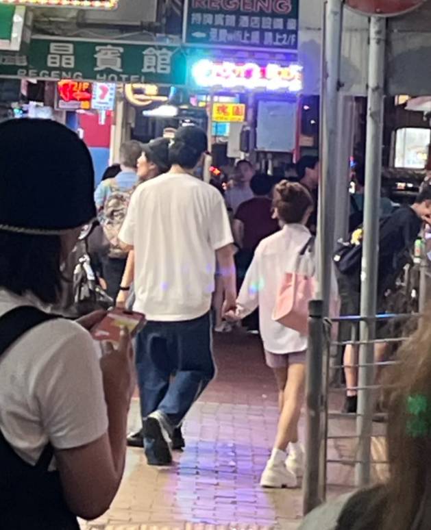 女神配對計劃 羅毓儀 有網民在社交平台曬出多張照片,並表示於旺角偶遇羅毓儀與林俊其,更影到2人拖手行街嘅照片。(圖片來源:小紅書圖片)