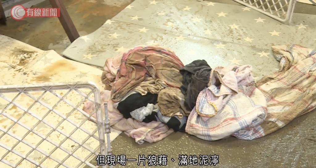 黑雨 元朗 經歷一夜雨災,有狗隻受驚過度需要時間平伏情緒,義工盡力安撫同時檢查牠們有否受傷。(圖片來源:有線新聞)