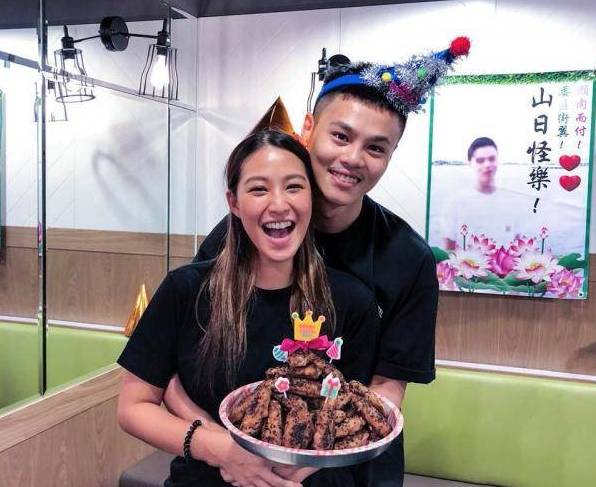 kathy仔 黃奕晨 兩人拍拖期間,Cheronna曾為Dixon大搞「譚仔」生日會,並向他送上一大碟「土匪雞翼」,代替生日蛋糕。(圖片來源:新傳媒圖片庫)