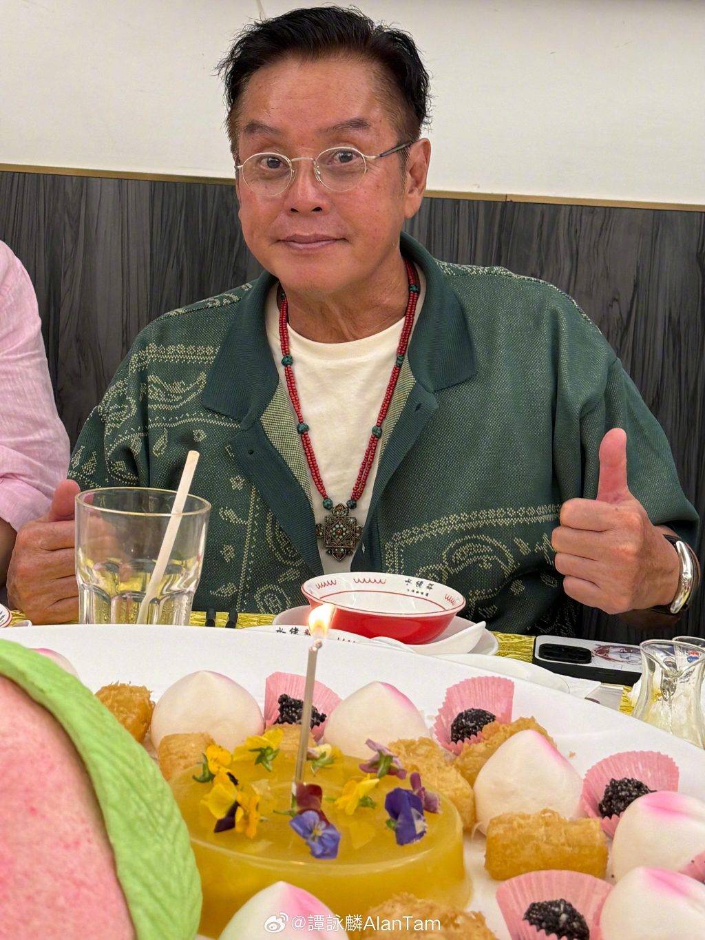 譚詠麟 陳百祥 剛踏入75歲(圖片來源:微博@譚詠麟AlanTam)