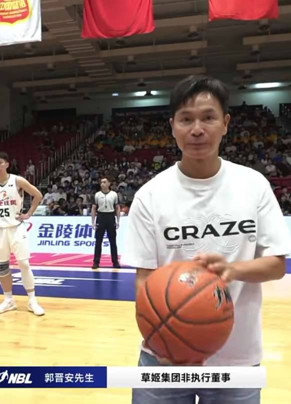 郭晉安 歐倩怡 近日香港籃球隊「香港金牛」邀請到郭晉安擔任開球禮嘉賓,本以為他會以視帝身份為球賽增添星光,沒想到現場介紹他時,用的頭銜竟是上市公司非執行董事出場(圖片來源:小紅書圖片)