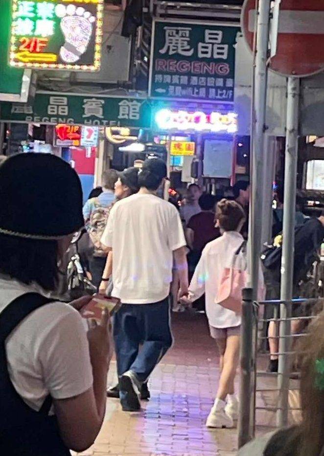 羅毓儀 林俊其 早前兩人在旺角街頭被拍到手拖手過馬路。(圖片來源:小紅書)