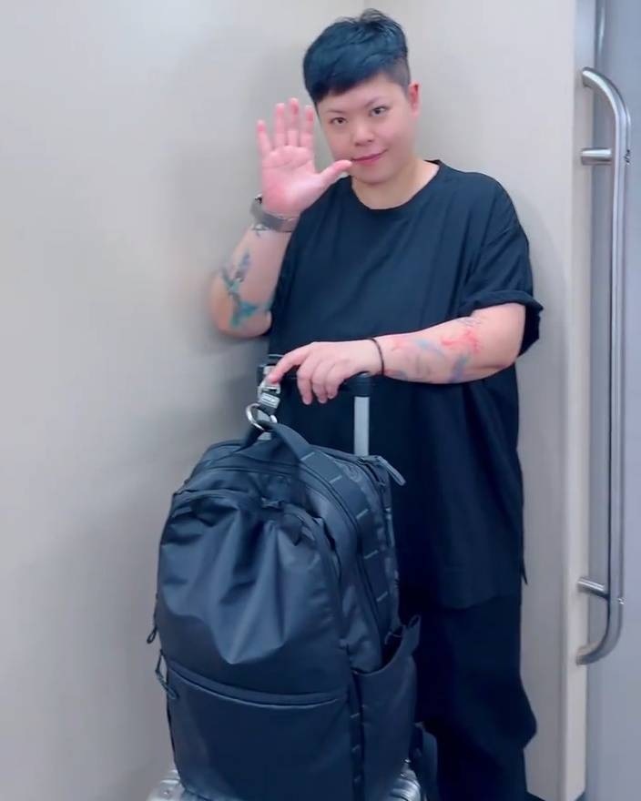 林二汶 at17 林二汶大讚內地地鐵既舒適又方便,表現相當享受。有網民留言指她這樣搭地鐵肯定會被認出,沒想到林二汶竟親自回應,更半開玩笑地自嘲:「冇話一定㗎,你估我好紅咩?」(圖片來源:林二汶@小紅書)
