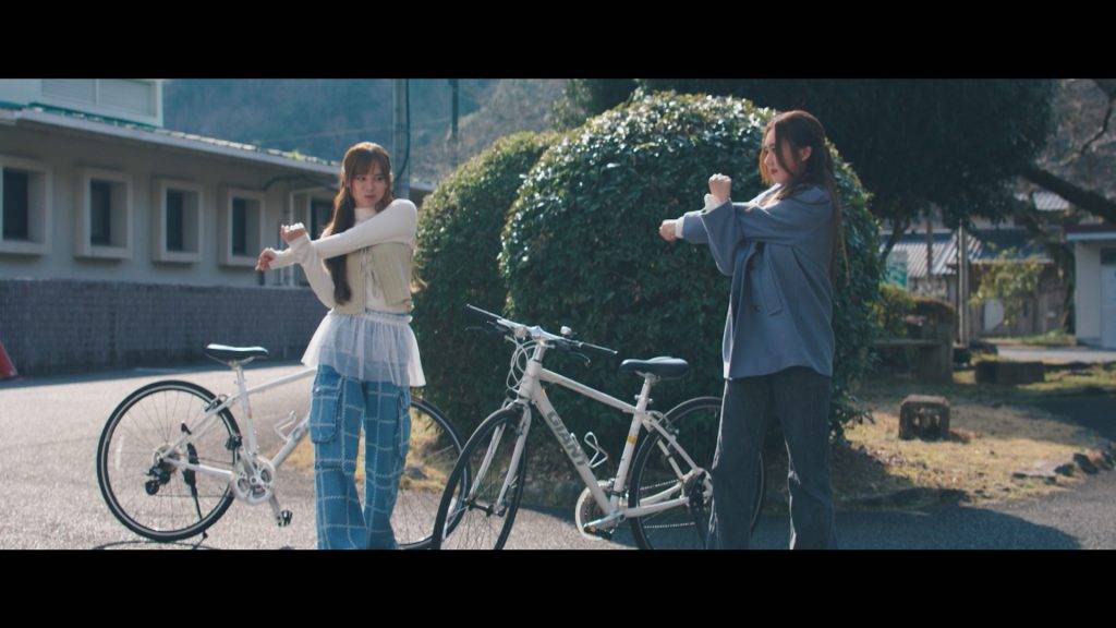 偽鐵膠遊九州 alice Alice和Yoyo在楓葉耶馬溪單車道挑戰踩單車(圖片來源:ViuTV)