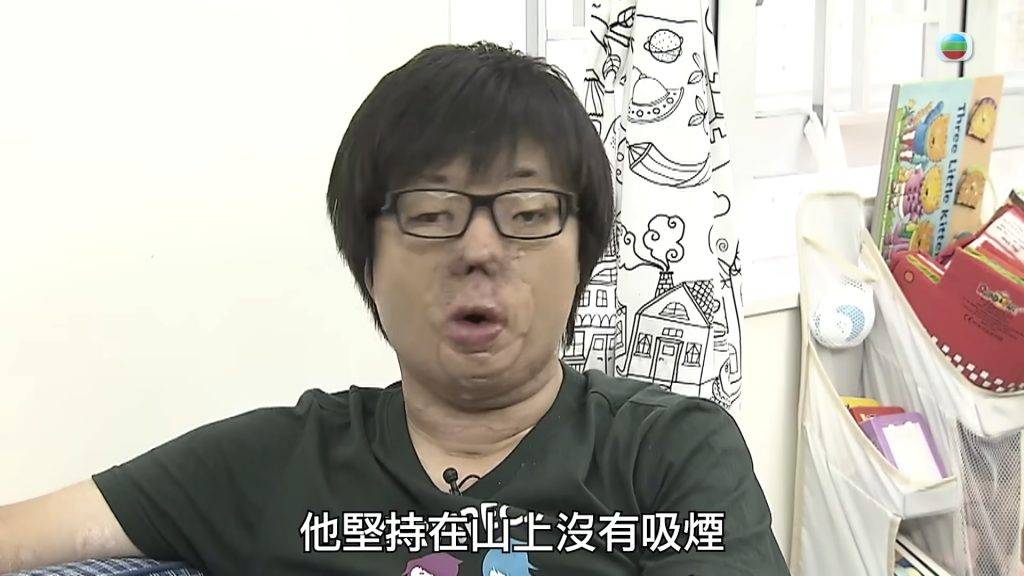 八仙嶺山火 張潤衡 他堅決否認在山上吸煙,指煙和打火機一直深藏在背囊內,但全程「冇掂過」,更重申自己當時沒有吸煙習慣,只是為了「埋堆」才學食煙。 (圖片來源:TVB)
