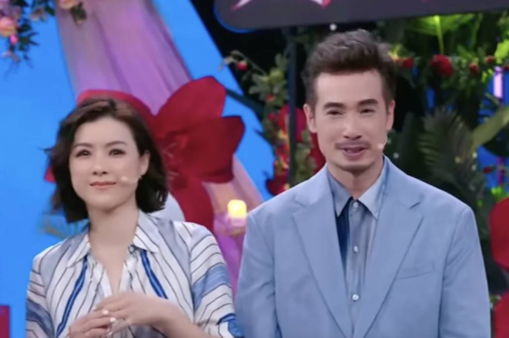 tvb 曾志偉 陳豪同太太陳茵媺上節目都因為濾鏡開太大而變曬樣,當時仲大唱《一生中最愛》,場面非常尷尬!(圖片來源:《今晚好犀利》截圖)