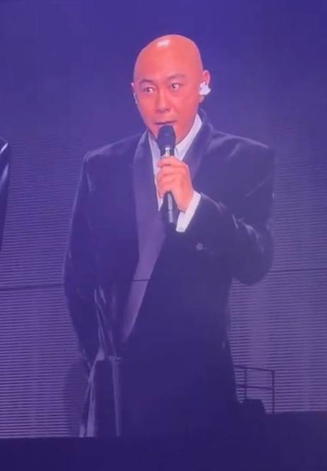 鄭秀文 許志安 事隔12年,Dicky在今次演唱會上專心致志地演唱《身體健康》。(圖片來源:小紅書)