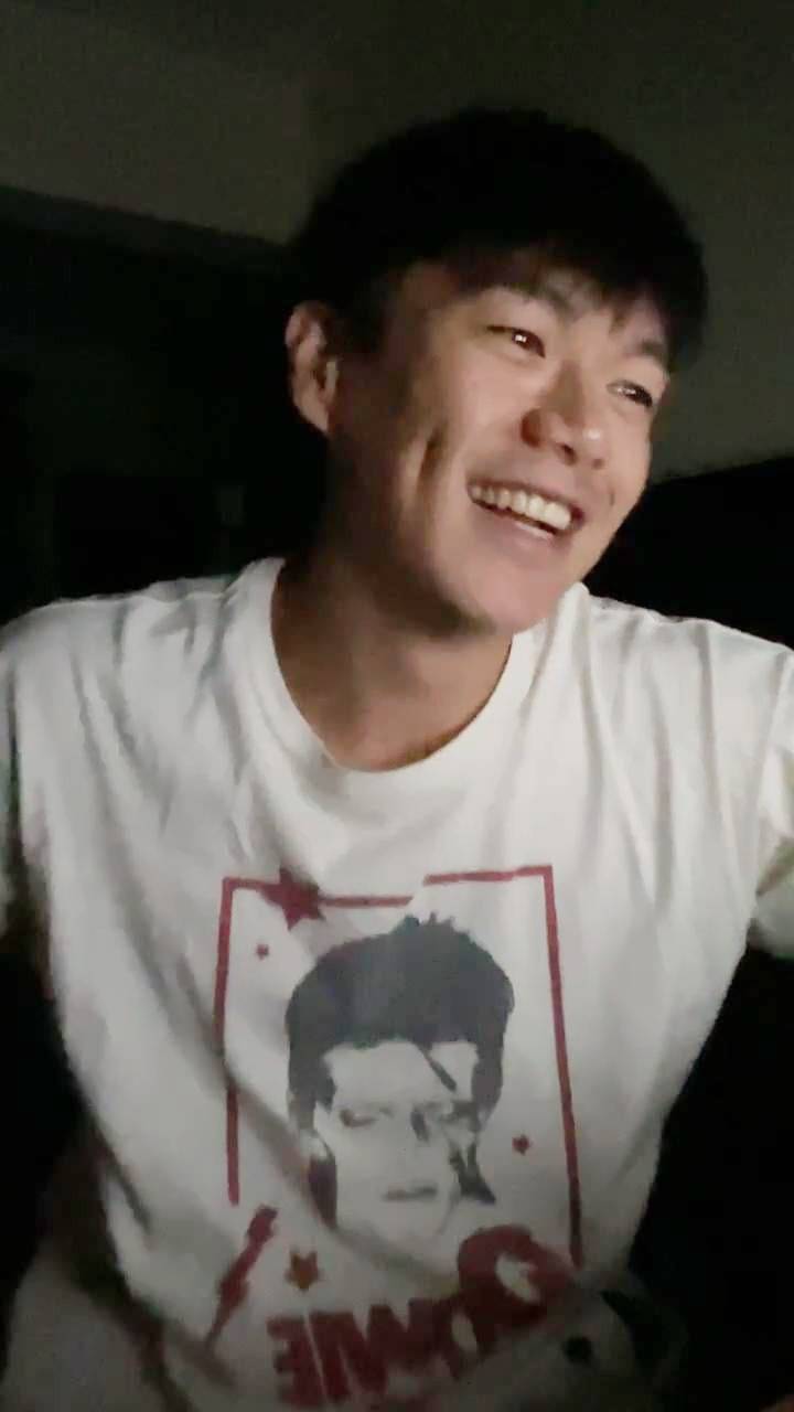 柯煒林 肺腺癌 為了緩和沉重氣氛,他緊貼潮流,借即將上映的《鬼滅之刃》來自嘲,笑稱自己是「癌柱」,更指著自己的酒窩戲稱為「CD」,即「Cancer Dimple(癌症酒窩)」(圖片來源:IG@willallwailam)