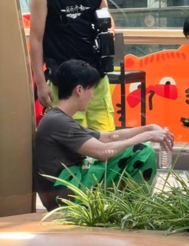 王浩信 陳自瑤 王浩信在高溫環境下拍攝後即刻狂飲水!(圖片來源:網上圖片)